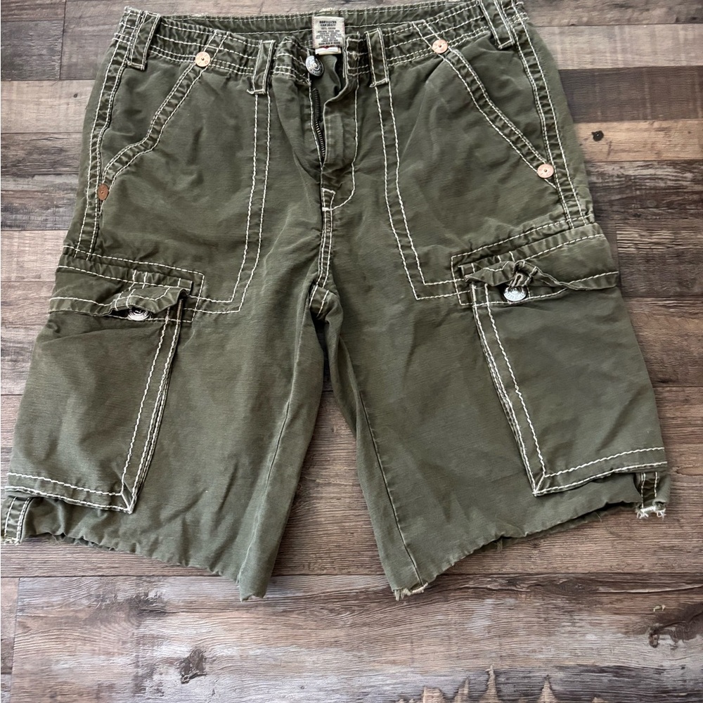 Men’s size 33 True Religion Dark Olive Cargo Shorts